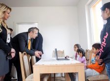 Ambasador Evropske unije uruÄio porodicama kljuÄeve za koriÅ¡Ä‡enje 32 socijalna stana u MisloÄ‘inu