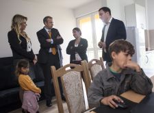 Ambasador Evropske unije uruÄio porodicama kljuÄeve za koriÅ¡Ä‡enje 32 socijalna stana u MisloÄ‘inu