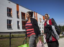 Ambasador Evropske unije uruÄio porodicama kljuÄeve za koriÅ¡Ä‡enje 32 socijalna stana u MisloÄ‘inu