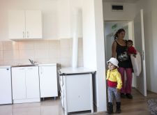 Ambasador Evropske unije uruÄio porodicama kljuÄeve za koriÅ¡Ä‡enje 32 socijalna stana u MisloÄ‘inu