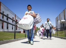 Ambasador Evropske unije uruÄio porodicama kljuÄeve za koriÅ¡Ä‡enje 32 socijalna stana u MisloÄ‘inu