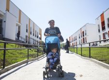 Ambasador Evropske unije uručio porodicama ključeve za korišćenje 32 socijalna stana u Mislođinu