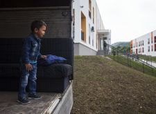 Ambasador Evropske unije uručio porodicama ključeve za korišćenje 32 socijalna stana u Mislođinu