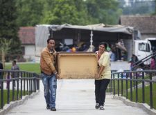 Ambasador Evropske unije uruÄio porodicama kljuÄeve za koriÅ¡Ä‡enje 32 socijalna stana u MisloÄ‘inu